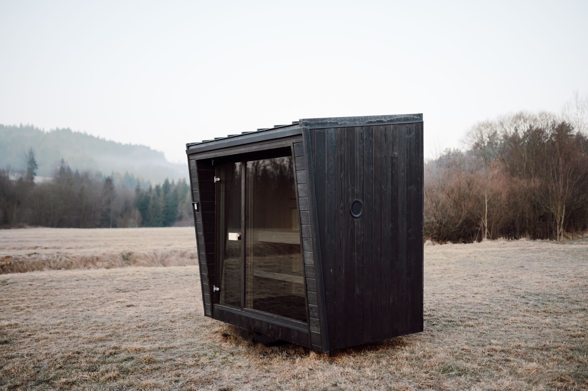 Sauna Kaizen von vorn, mit der runden Lüftungsöffnung in der verkohlten Seitenwand