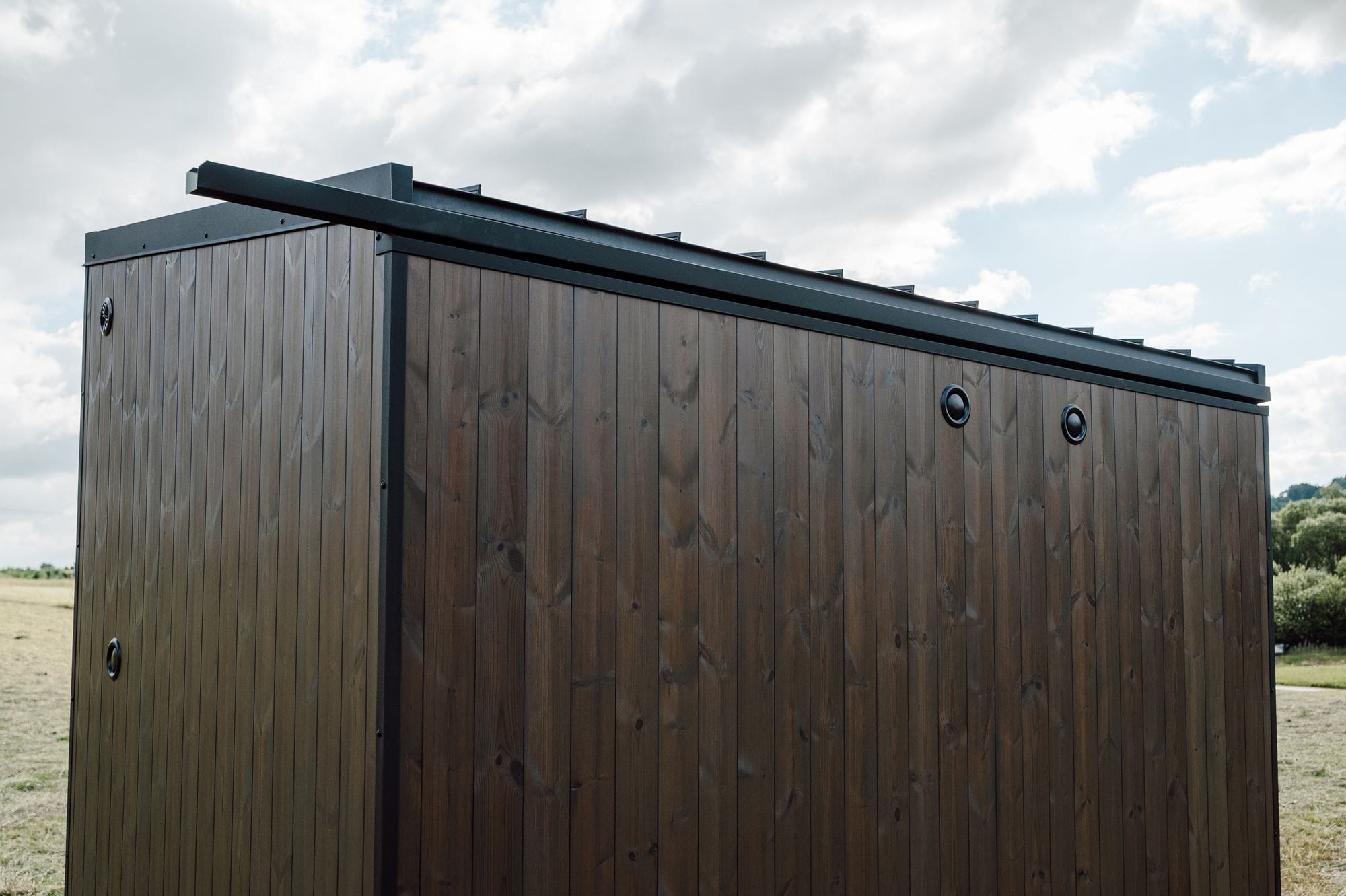 Saunawand: constructie en isolatie, 70 mm massief hout tegenover een gelaagde wand van 170 mm